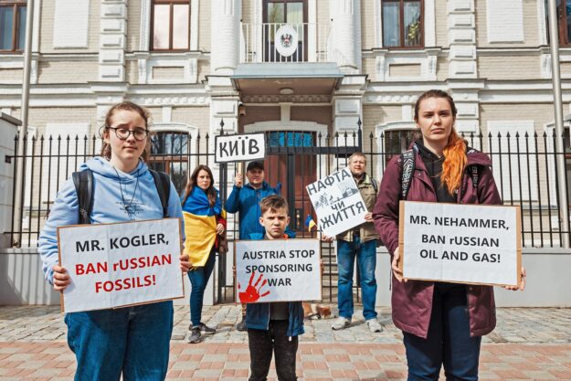 Ecoaction’s activists called on Austrian government to support the EU ban on russian oil